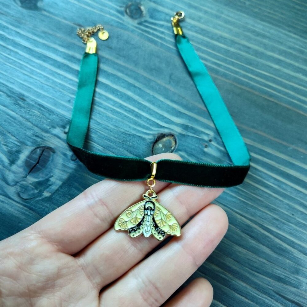 Forest Green Velvet Moth Choker Necklace Gothic Witchy Jewelry with Gold Moth - Picture 3 of 4